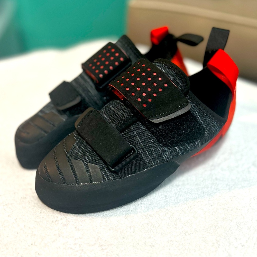 New Black Diamond rock climbing shoes. Unisex women’s 9.5/mens 8.5.